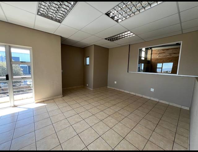 304M² WAREHOUSE TO LET IN LANSERIA